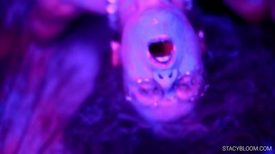 బేబీ కెమెరాలో హస్తప్రయోగం చేసి, భావప్రాప్తి పొందుతుంది.